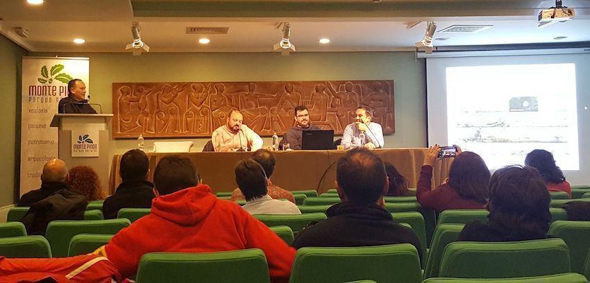 Santi Llecha, no atril, Manuel Gago, Mario Maceiras e Iván Franco na presentación en Compostela do proxecto Trekker Monte Pindo