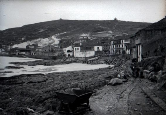 Construcion do Peirao de Laxe nos anos 40 nunha foto do Arquivo Vidal