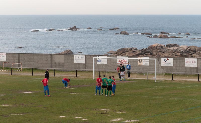 Foto dun Muxia-Bainas en Arlina no libro O Futbol da Terra