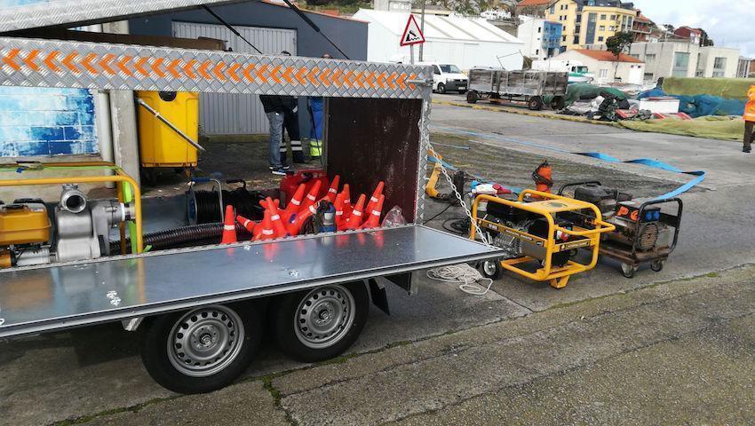 Reflotando o barco muxia-Foto Prot Civil