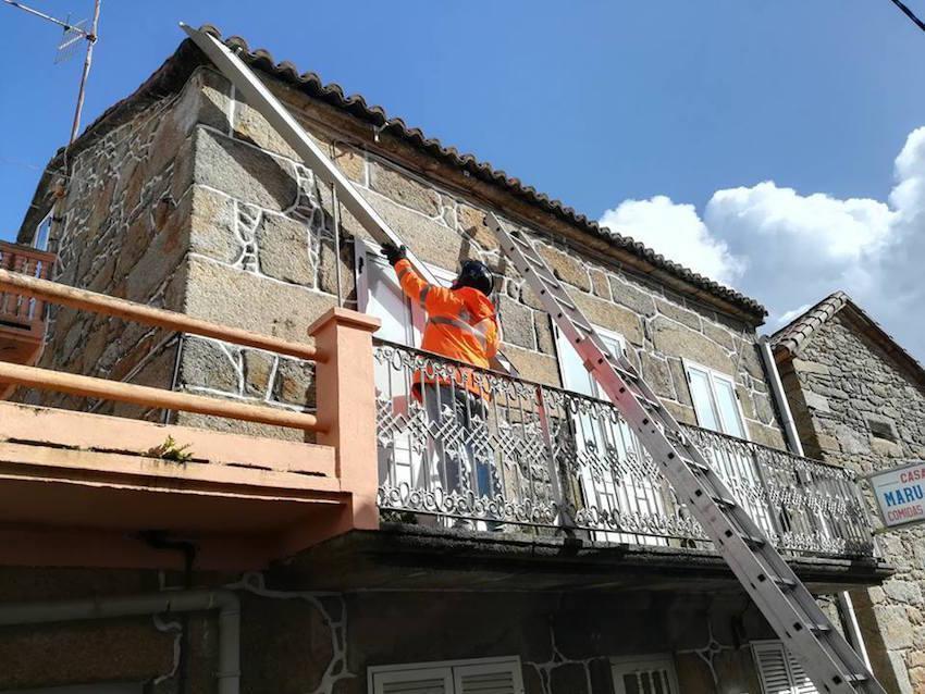Proteccion Civil Muxia reparando un canalon