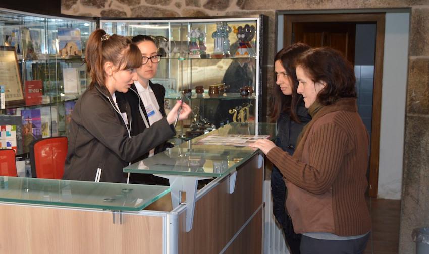 A alcaldesa de Santa Comba no punto de informacion turistico