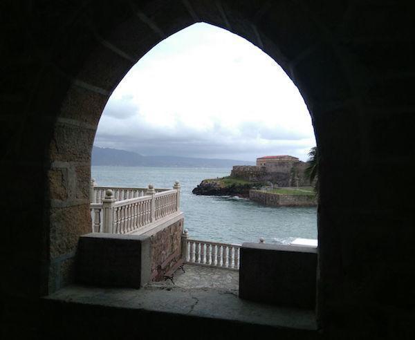 Dende a Casa do Arco vese o Castelo de San Carlos