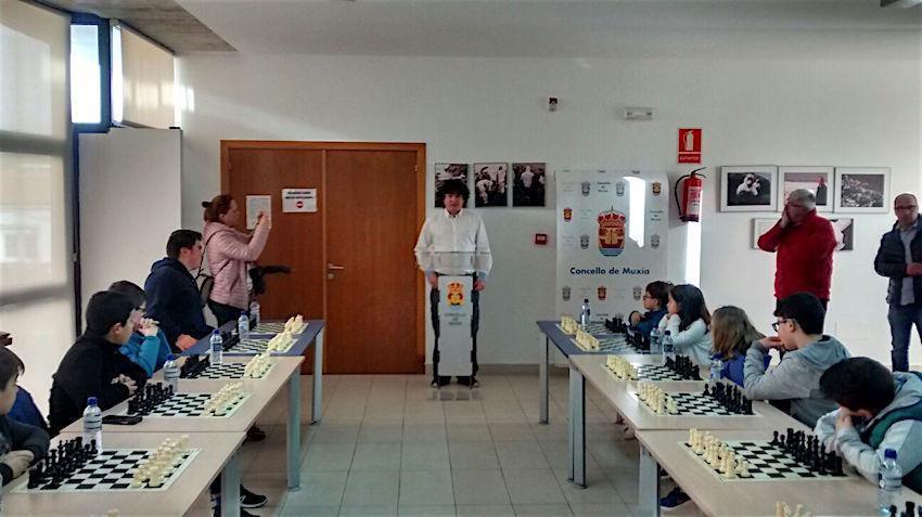 David Lariño, o mestre da Escola de Xadrez de Muxia