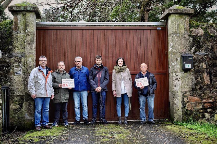 Membros do BNG co responsable da Plataforma en Defensa do Castelo de Ameixenda na porta do Castelo
