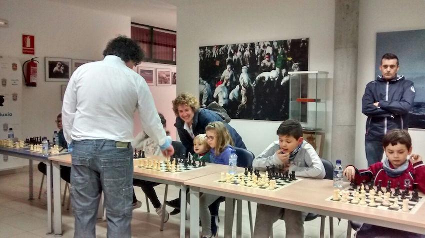 Partidas simultaneas na Escola Municipal de Xadrez de Muxia