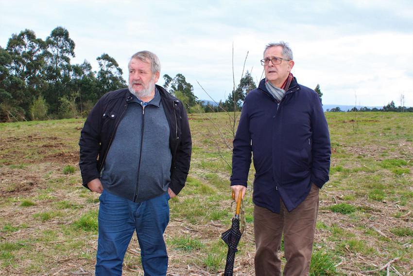 O Concelleiro Lamas e o alcalde Ferreiro na nova zona verde do Polígono de Bertoa