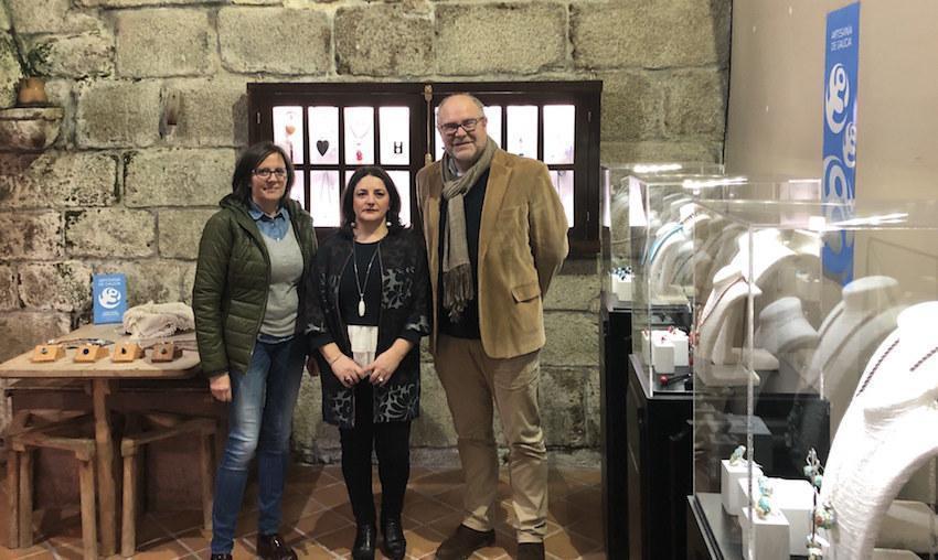 Esther Ferreiro, entre a concelleira Marta Rey e o alcalde Manuel Antelo, na súa exposición da cociña do Castelo de Vimianzo