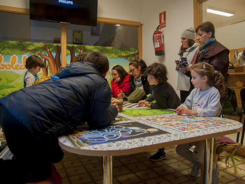 Nenos na ludoteca de Fisterra-Foto-Dario Gomez