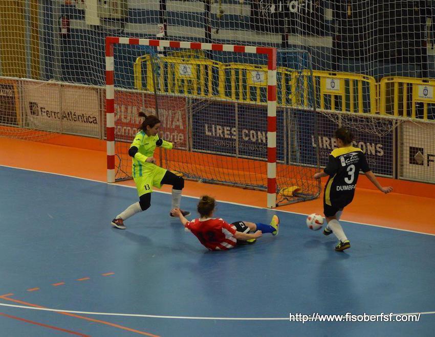 Sharay marcando un dos tantos do Fisober B ao Atletes