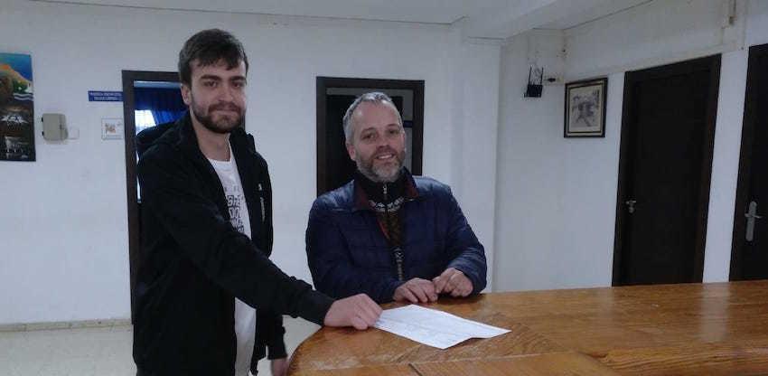Pablo Alvarez Caamano e Serxio Dominguez no rexistro do Concello de Cee