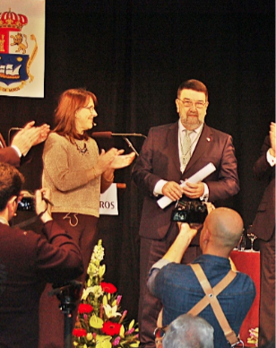 Alcaldesa de Muros, María Xosé Alfonso e Juan J. Gestal portando a Medalla da Vila e o Título de Fillo Predilecto de Muros (Imaxe cedida por Manuel María Pena Silva)
