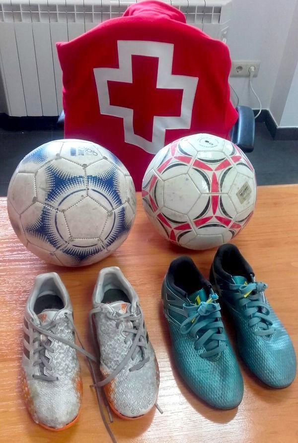 Cruz Vermella Vimianzo tamen recolle botas e balons para enviar a Angola