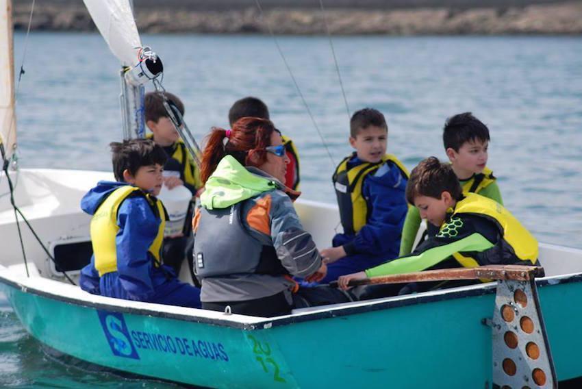 Nenos de Corcubion con Noemi Bermudez na embarcacion de O Mar na Escola