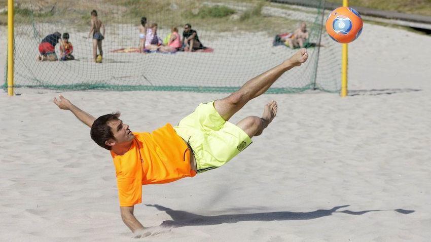 O pontecesan Ramiro Amarelle organiza xunto a Vidu esta visita de futbol praia ao Osmo