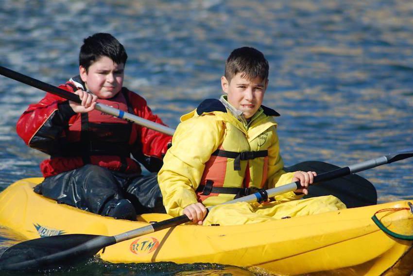 Pequenos marineiros do Areouta de Sardineiro no Mar na Escola