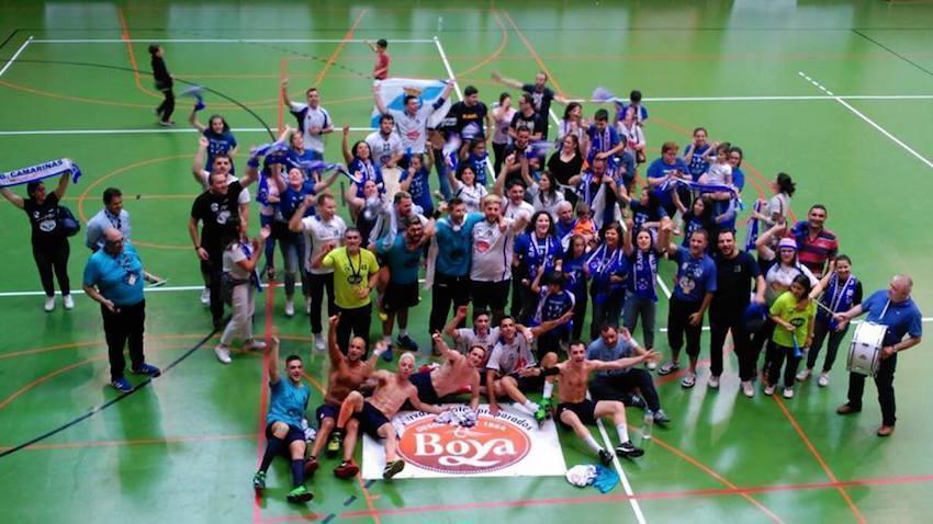 O Bm. Camariñas celebrando a permanencia-Foto-Jose Campana