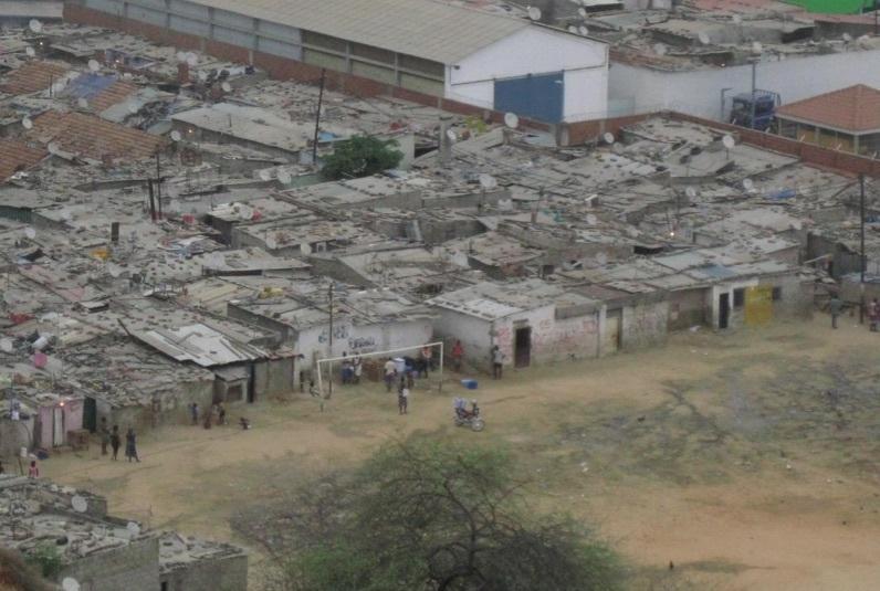 Asi xogan os nenos en Luanda copia