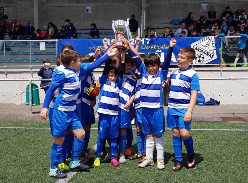 Corcubion recibindo o toitulo de campion da Liga Benxamin Norte