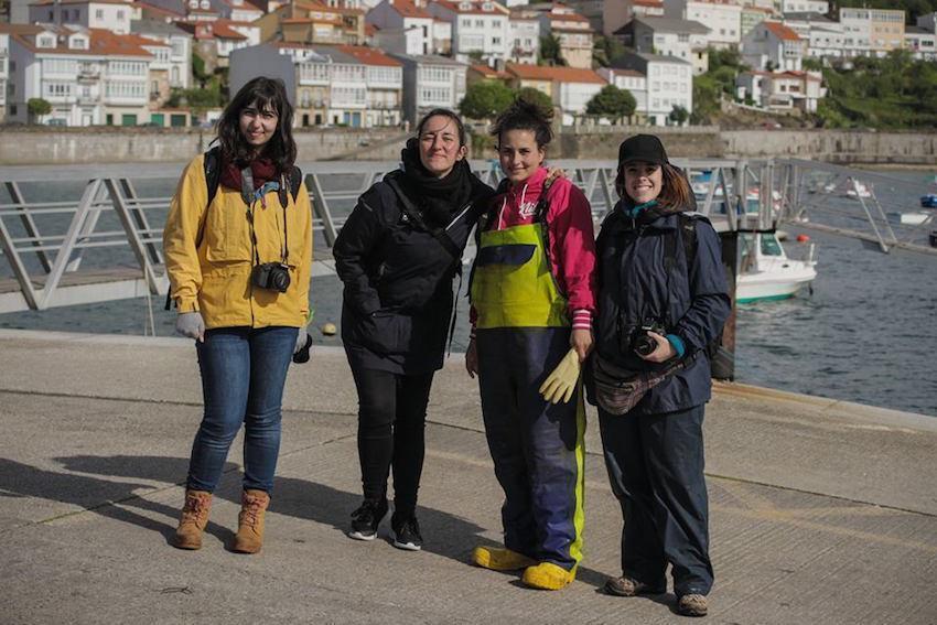 Equipo de gravacion de Noetina As mulleres e o mar na costa da norte no peirao de Corcubion