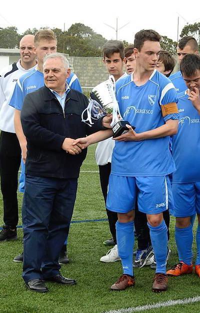 O vicepresidente da FGF Juan Villamisar entregando a Copa ao capitán do Corme Manu Bermúdez-Foto-Fin Lema