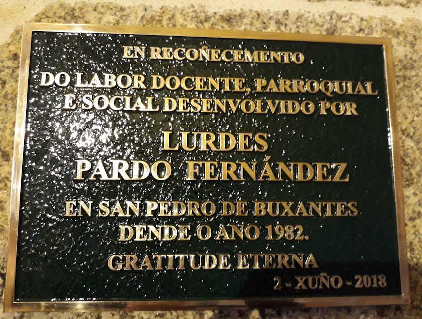 Placa de homenaxe a Lourdes Pardo na Igrexa de Buxantes