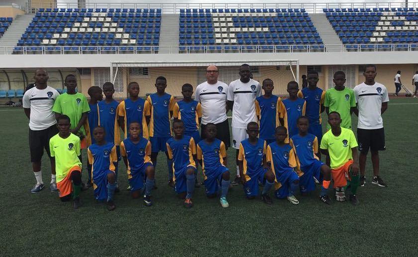 Equipo da AFA Angola que participará no Trofeo Luís Calvo e que recibirá o material deportivo do Fútbol da Costa