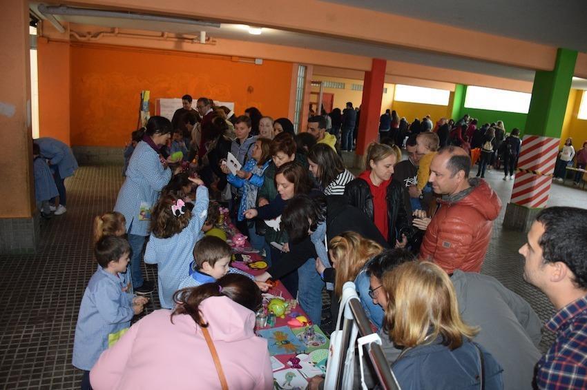 Mercadillo solidario no Euxenio Lopez-Foto-Rafa Quintans