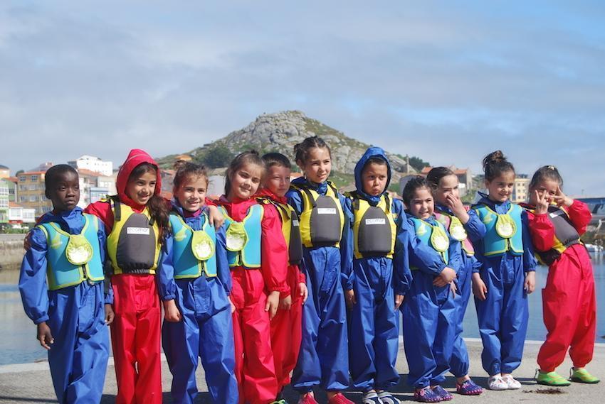 Nenos do CEIP VIRXE DA BARCA 2 Primaria Xogando co Vento