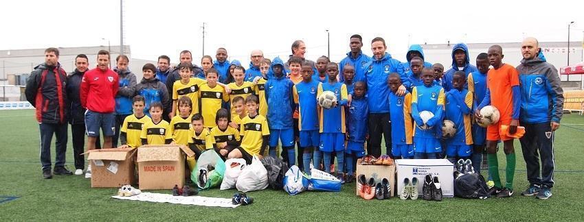 Familias-da-Seleccion-Sub12-da-Costa-e-da-AFA-Angola-co-material-deportivo-solidario