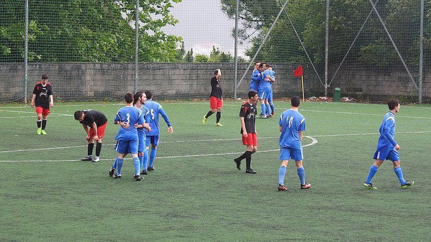 O Corme celebra un tanto en Muros ante os Miudos-Foto-Fin Lema