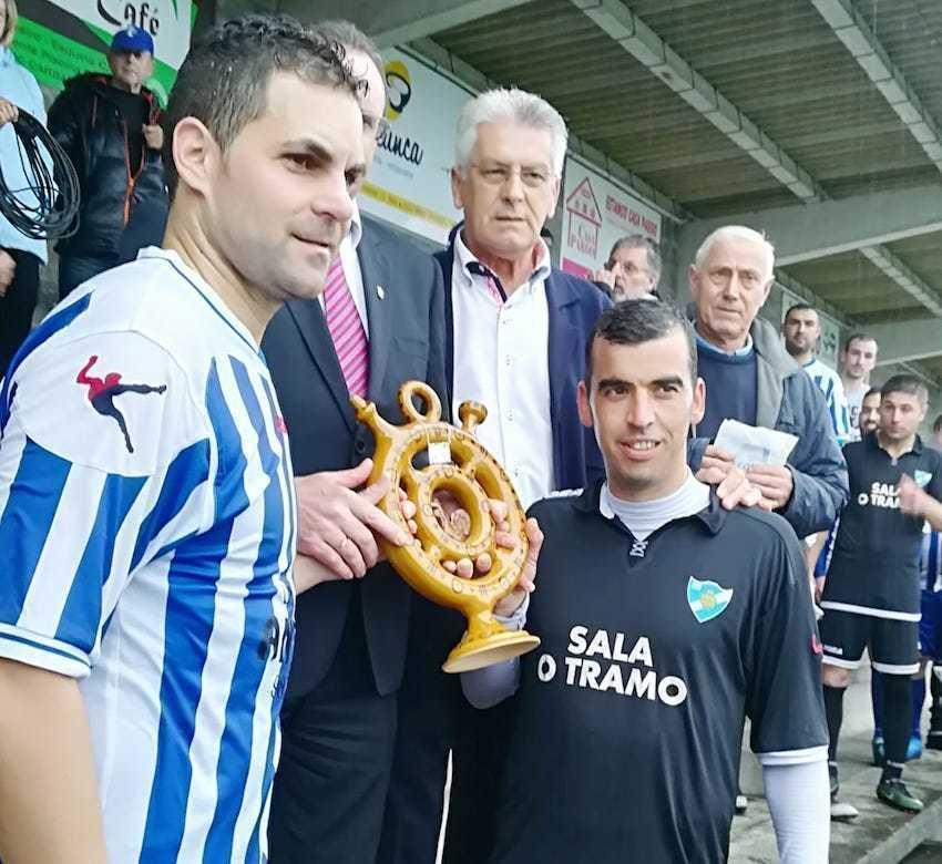 Emilio recibindo o trofeo de homenaxe ao seu pai Milucho