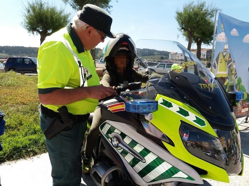 Neno muxian Subindo a moto da Garda Civil