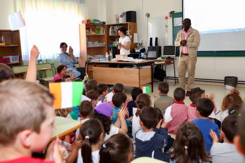 Os nenos do Eugenio facendo entrega do recadado ao Pai Desire
