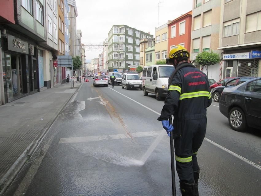 Bombeiros de Carballo facendo limpeza de estradas