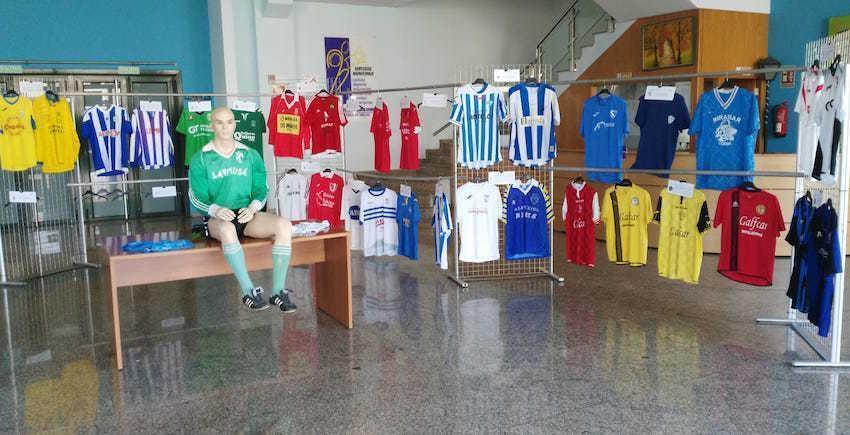 Exposicion de camisetas do Futbol da Costa en SAnta Comba