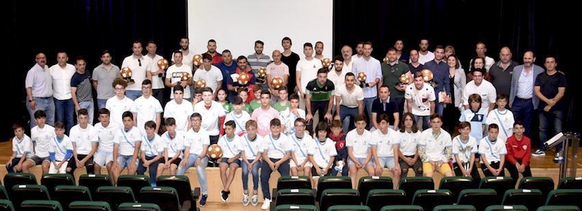 Foto de familia dos premiados da Gala do Futbol da Costa - QPC 2017 2018-Foto-David Castro