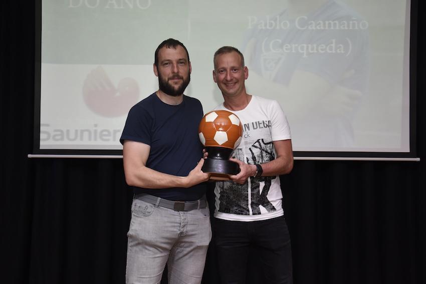 Vitor Recarei entrega o premio ao Delegado do Ano a Pablo Caamano do Cerqueda-Foto-David Castro
