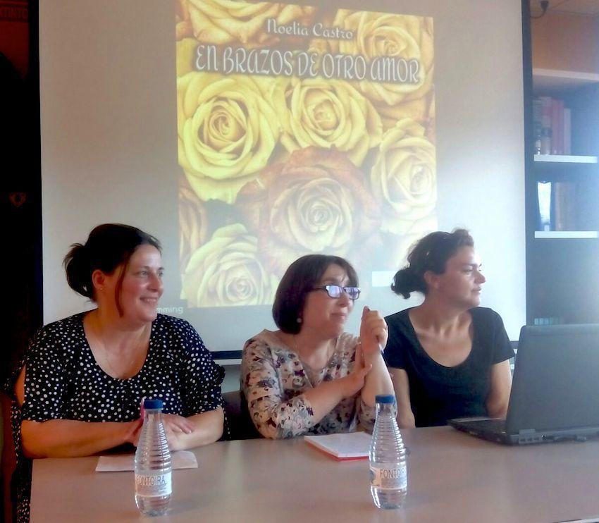 Noelia Castro Lourido presentando o seu libro 2