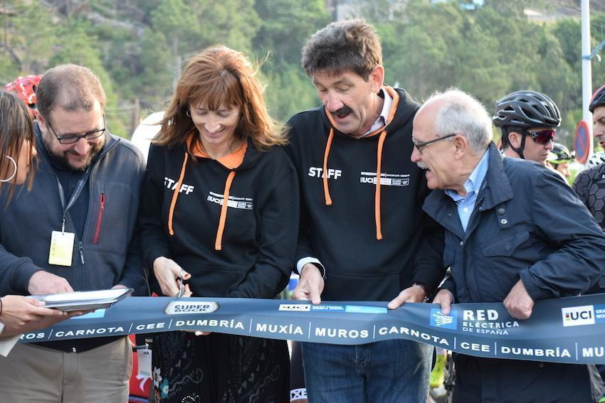 Autoridades na saida do Gran Fondo Ezaro-Foto-Jorge castro