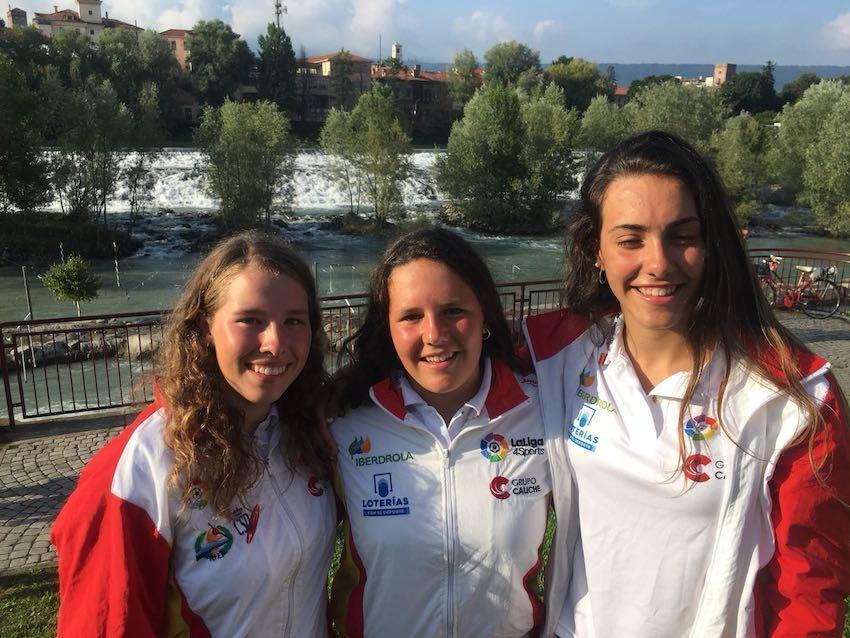 Lorena Costa a esquerda coas companeiras da Seleccion en Italia