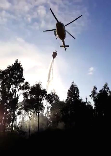 Imaxe do helicotero sufocando o incendio de Camarinas-Foto-Jose Campana