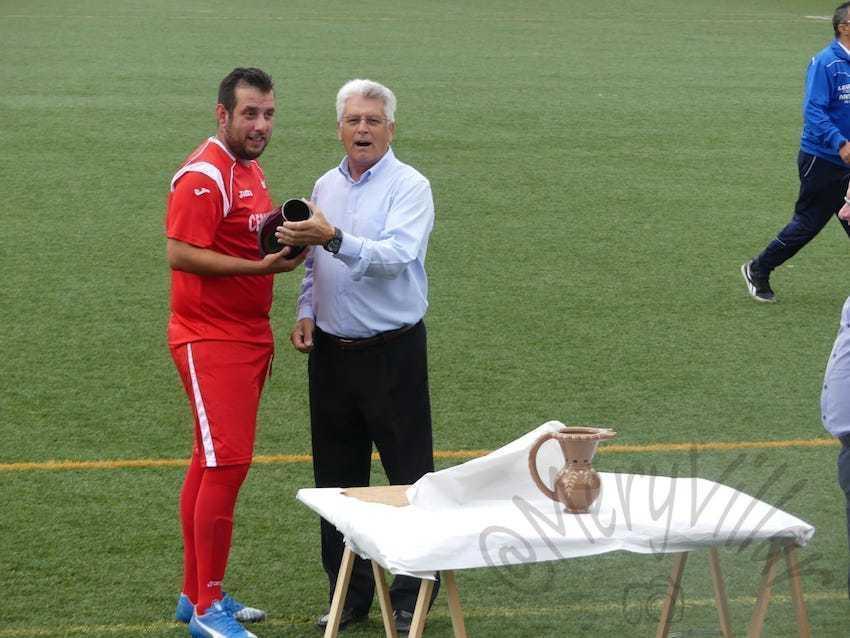 O Concelleiro Miguel Fernandez entregando o Trofeo de Oleria ao Cerqueda-foto-Mery Villar
