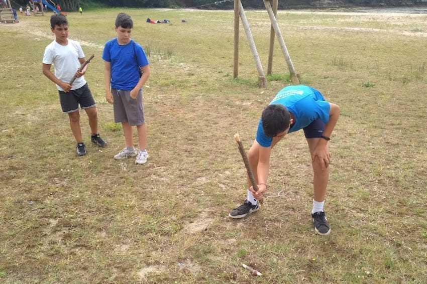 Xogando a billarda no Campamento de veran de Camarinas