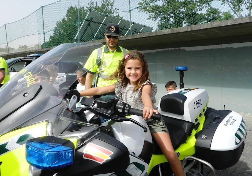 nena de Ponteceso nunha moto da Garda Civil