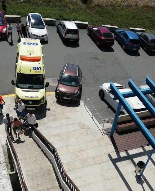 O home entraba polo seu propio pe no Centro de Saude