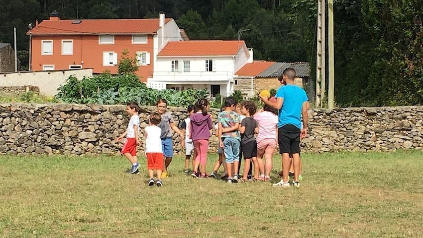 Xogando na agra da Fundacion Eduardo Pondal
