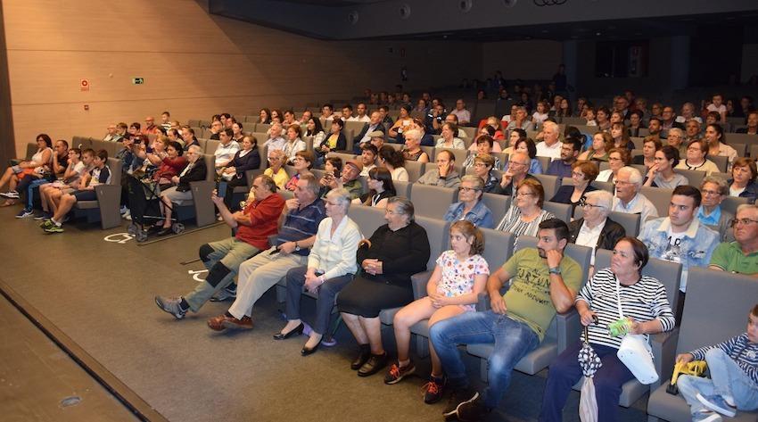 Triple cheo para as actuacions das asociacions na Casa da Cultura de Cee-Foto-Rafa Quintans