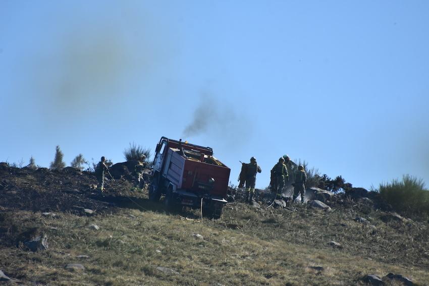 Bombeiros refrixerando o lume de Louro