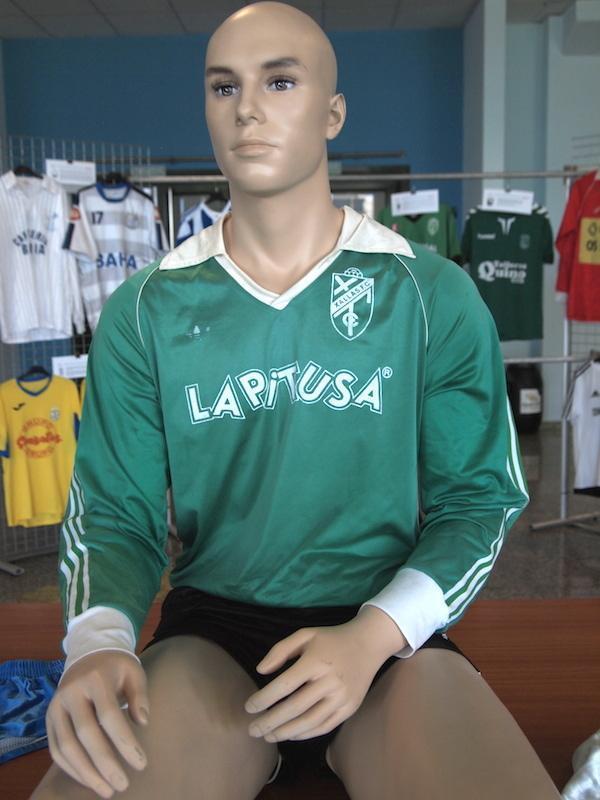 Mítica camiseta do Xallas FC coa Pitusa, na exposición de camisetas que armou QPC para a Gala de Santa Comba